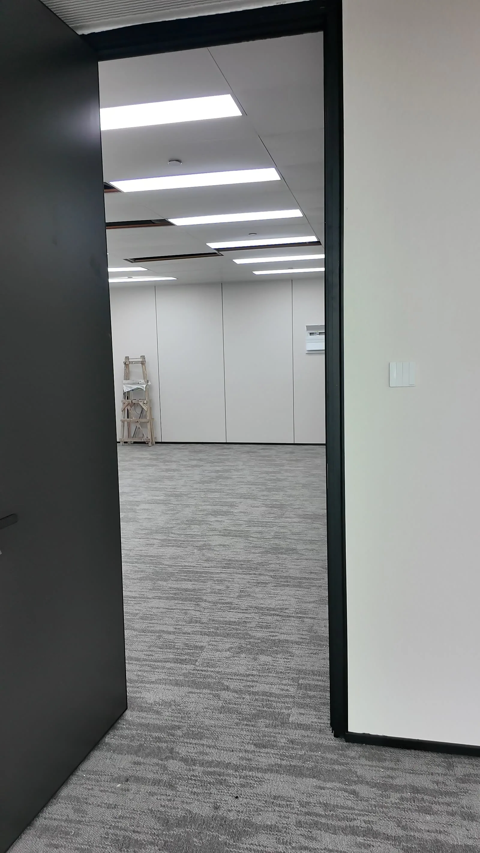 广州某企业办公室玻璃隔断实拍