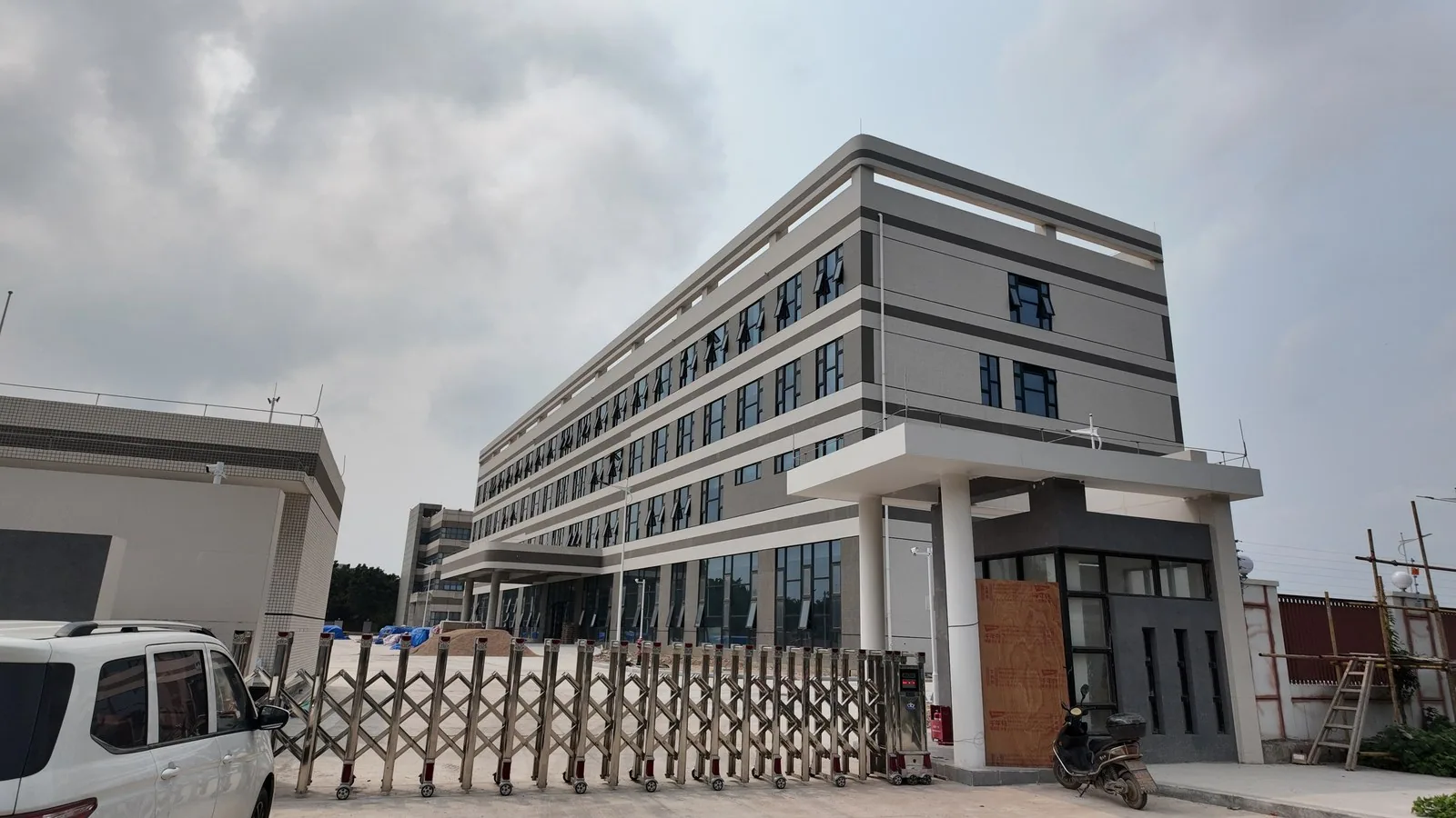 珠海某能源企业办公大楼玻璃隔断实拍
