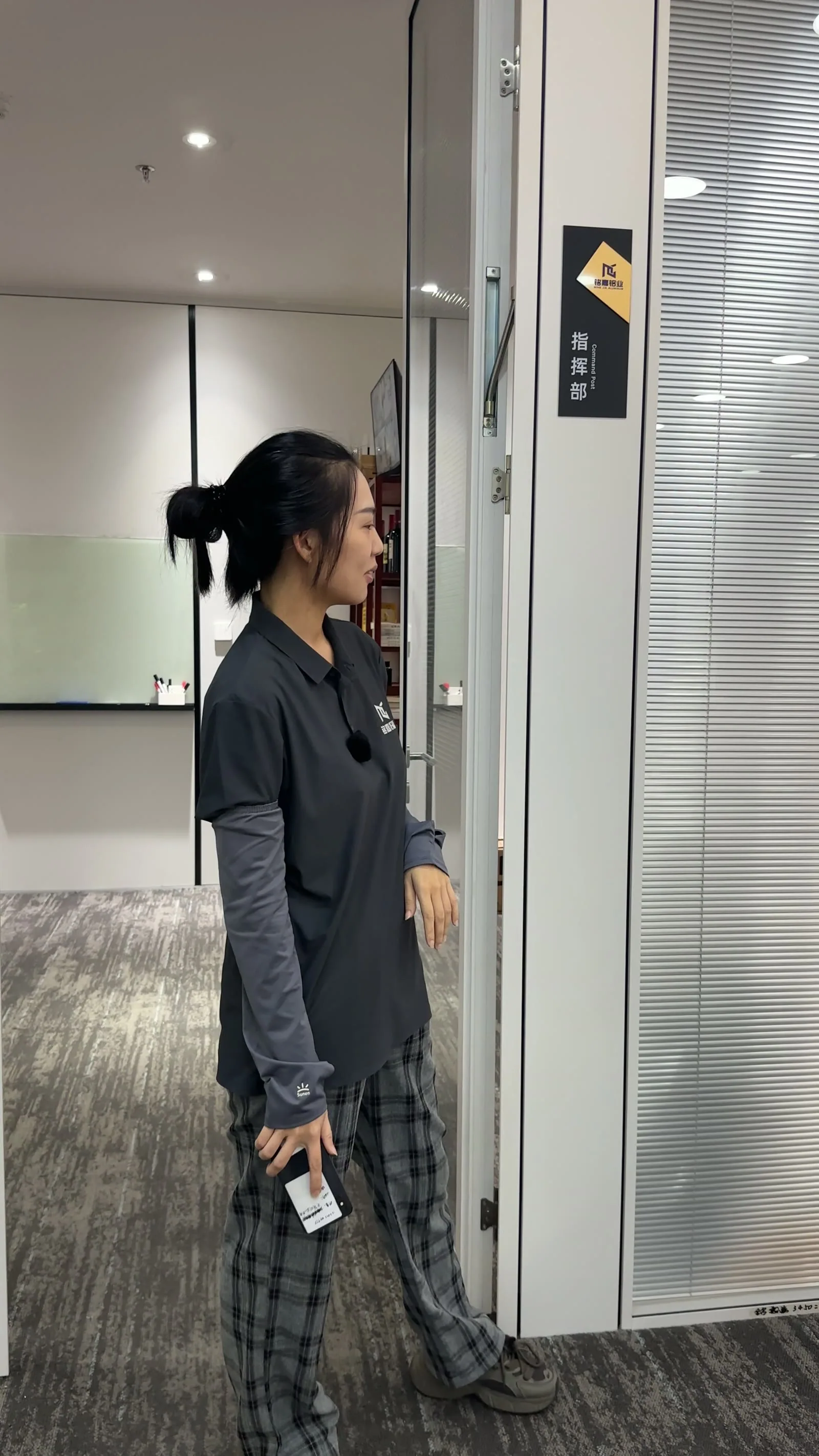 铭嘉铝业自营办公室玻璃隔断实拍