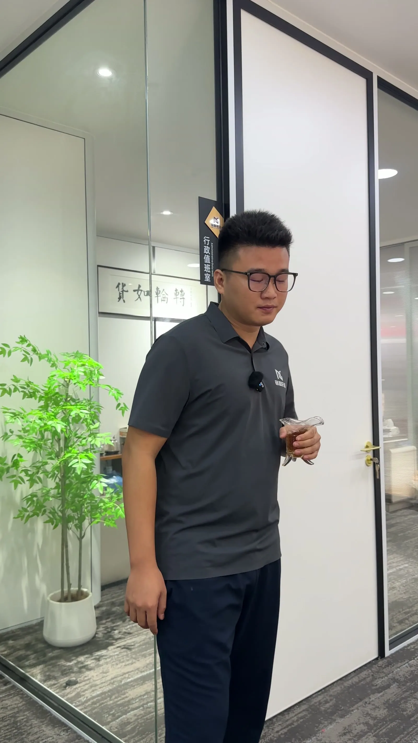 铭嘉铝业自营办公室玻璃隔断实拍