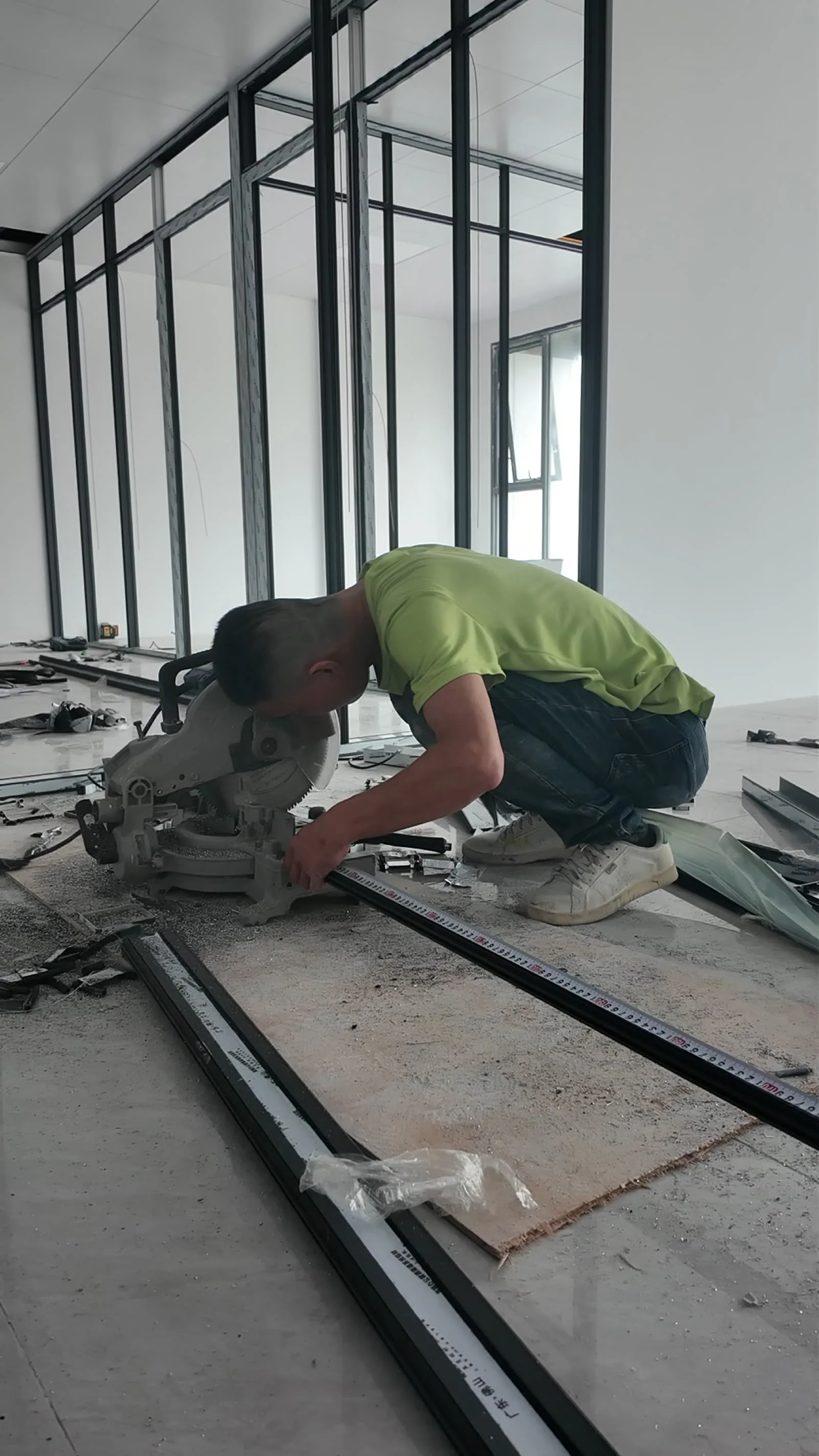 广州某商业综合体办公区玻璃隔断实拍