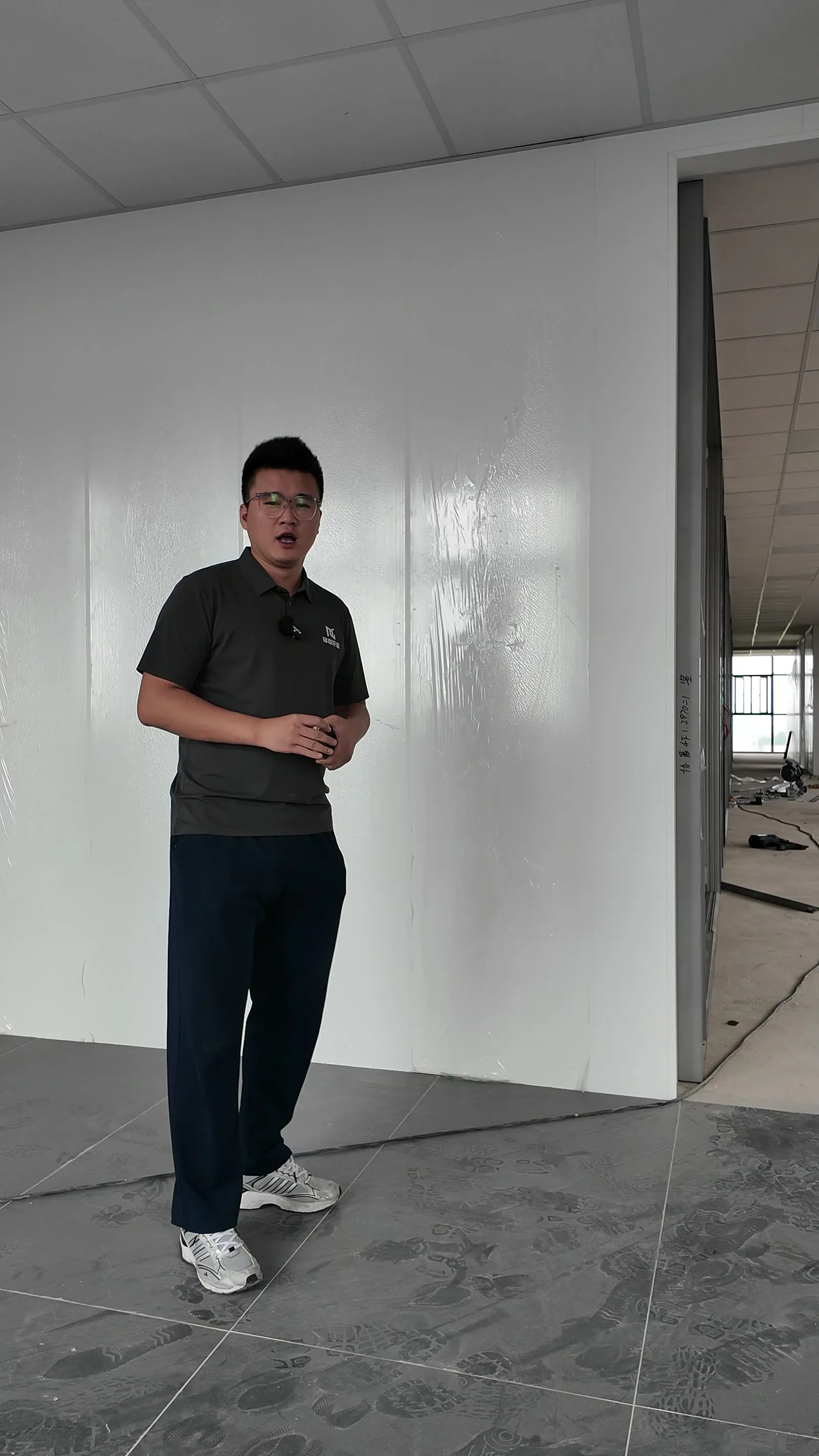 中山某企业办公楼玻璃隔断实拍