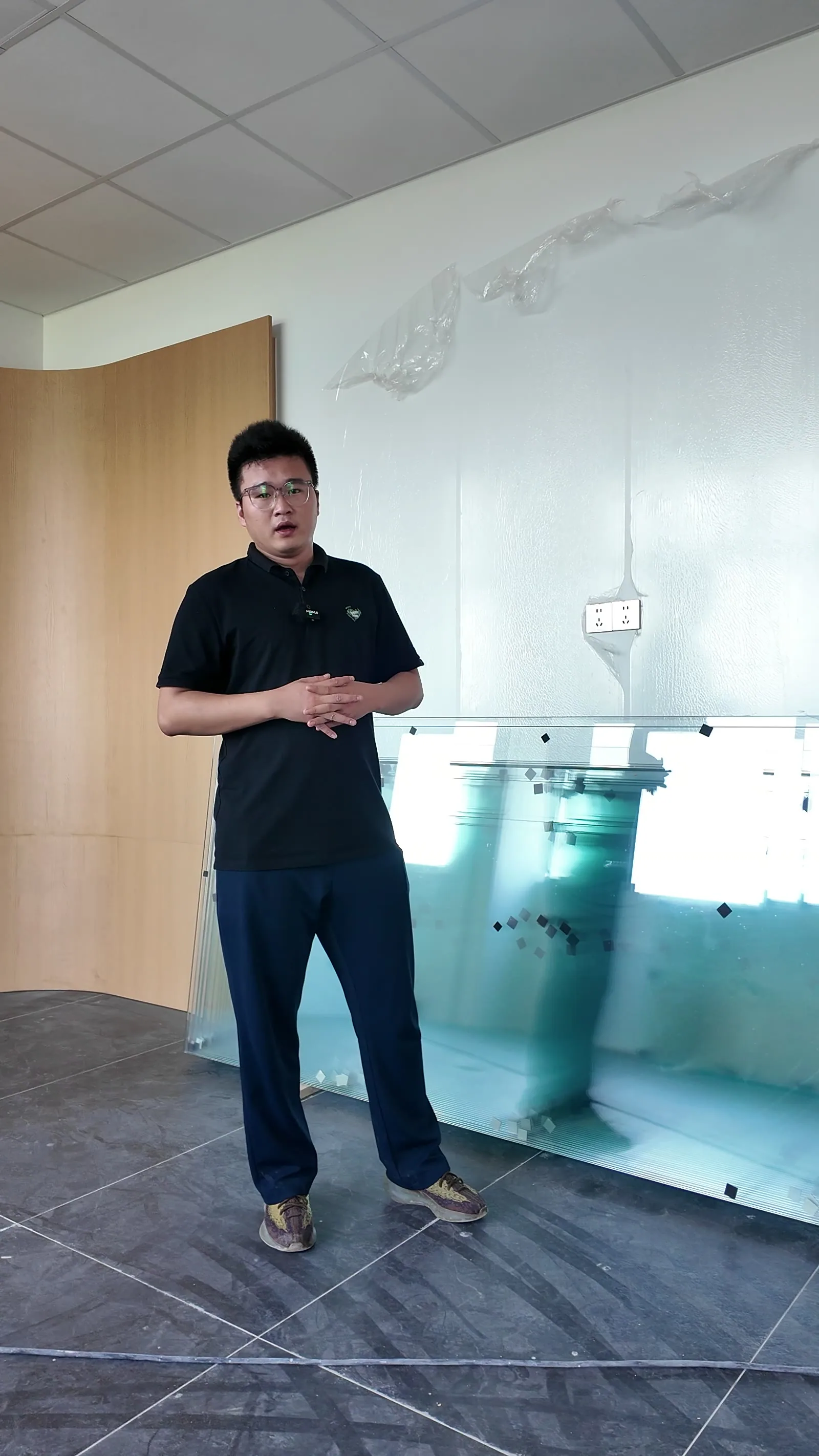 中山某企业办公楼玻璃隔断实拍