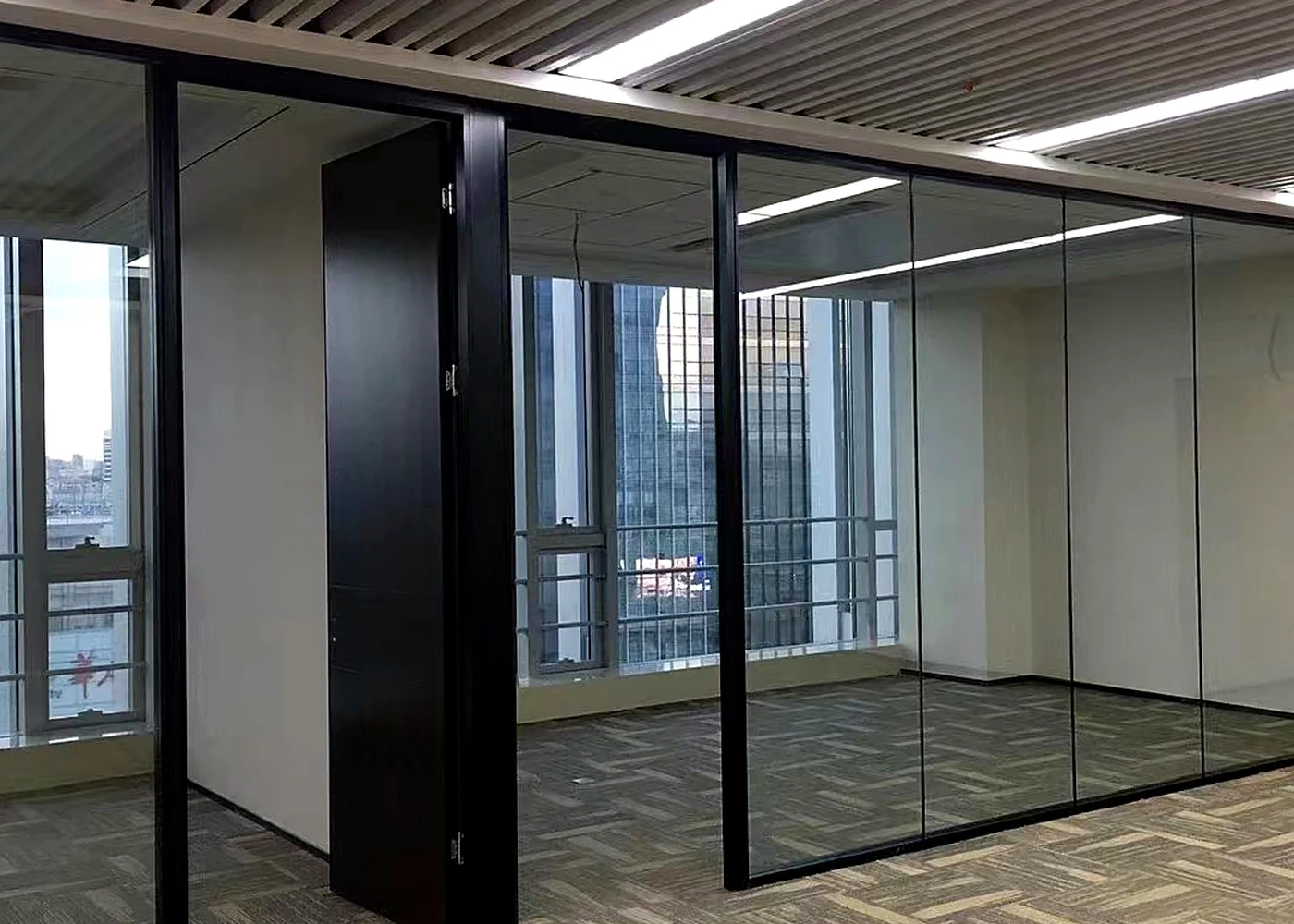 铭嘉铝业全景玻璃隔断工程实景