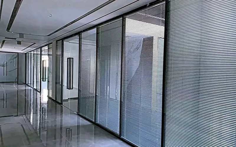 双玻百叶玻璃隔断：办公区分隔实景（用户工程实拍）