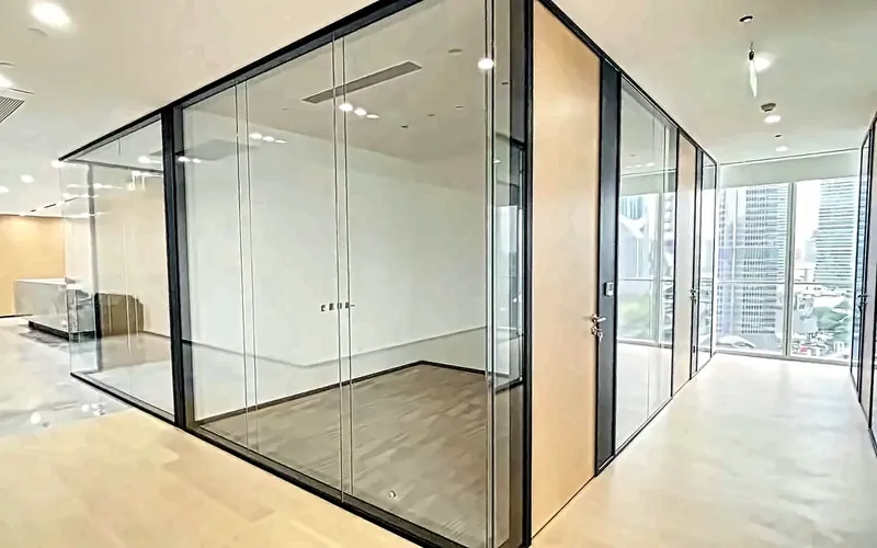 双玻全景隔断:会议室与走廊分隔(用户工程实拍)