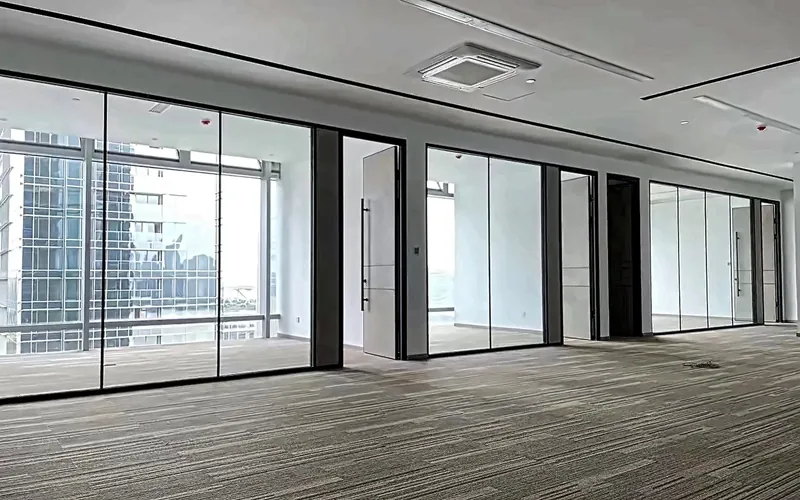 单玻全景玻璃隔断实景：开放办公区（用户工程实拍）